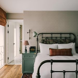 Gemütliches Zimmer mit Kingsize-Bett